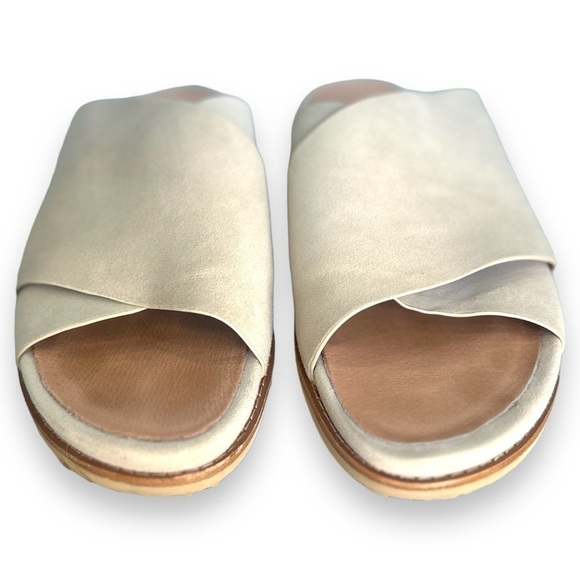 J. Jill Billie Molded Crossband Sandals in Cream Cashew, Tan Slip On Sandals - Picture 2 of 9